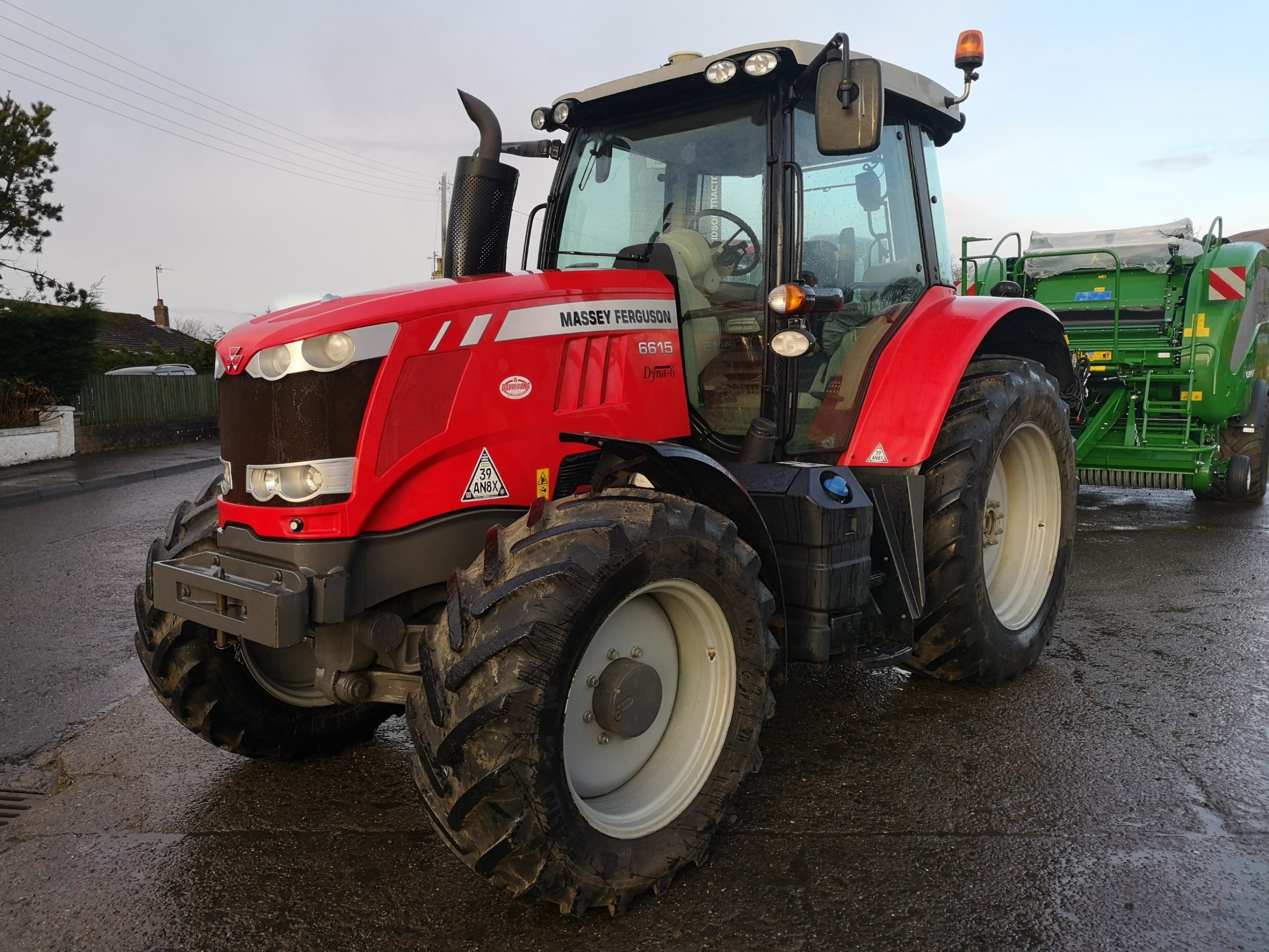 ご当地キティ　根付け　MASSEY FERGUSON ご当地キティ 根付け MASSEY FERGUSON ご当地キティ 根付け